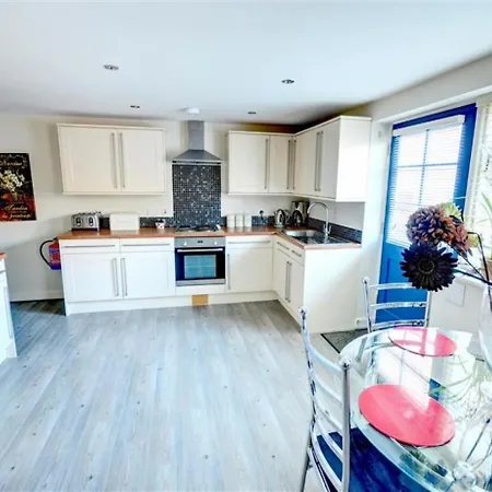 Hotties House - Two-bed Cottage, Dog-friendly & Off-street Parking - Apartment