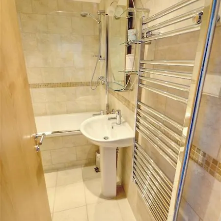 Hotties House - Two-bed Cottage, Dog-friendly & Off-street Parking - Scarborough