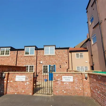 Hotties House - Two-bed Cottage, Dog-friendly & Off-street Parking - *