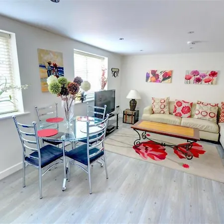 Hotties House - Two-bed Cottage, Dog-friendly & Off-street Parking -