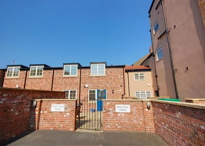 Hotties House - Two-bed Cottage, Dog-friendly & Off-street Parking - *