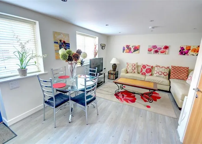 Hotties House - Two-bed Cottage, Dog-friendly & Off-street Parking -