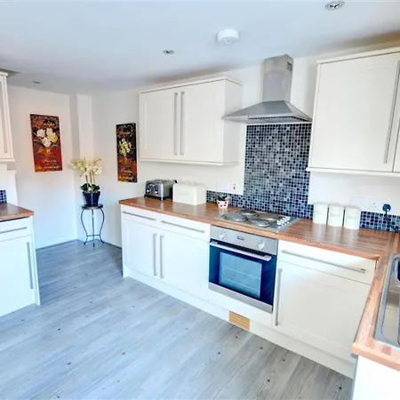 Hotties House - Two-bed Cottage, Dog-friendly & Off-street Parking - Daire Scarborough